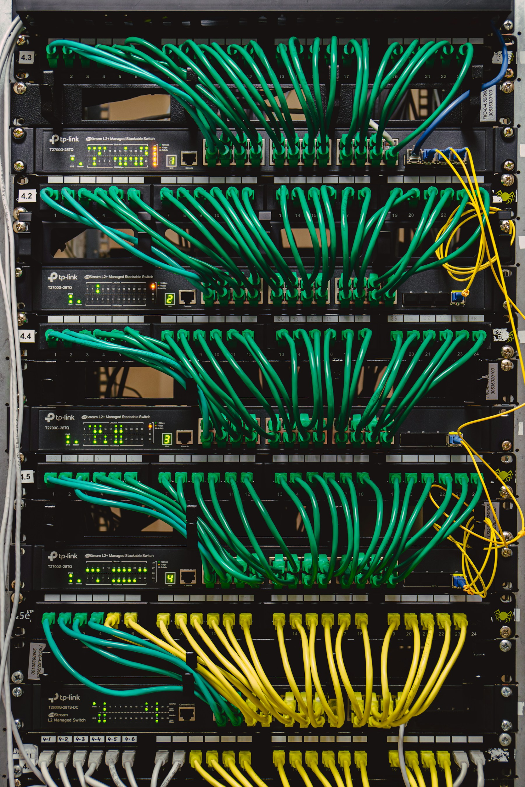 Rack réseau avec commutateurs et câblage structuré